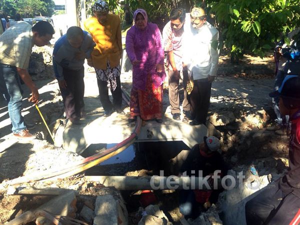 Kenakan Kebaya, Risma Pantau Proyek Saluran Air