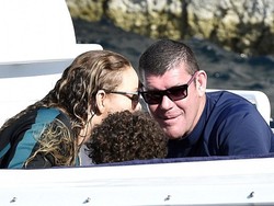 Beredar Foto-foto Kedekatan Milyuner Australia dengan Anak-anak Mariah Carey