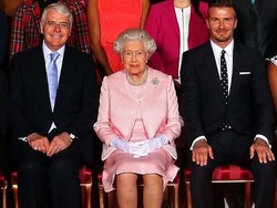 Duduk di Sebelah Ratu Elizabeth, David Beckham Girang