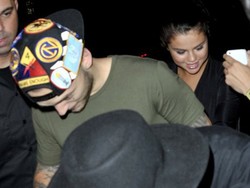 Selena Gomez Kepergok Jalan Bareng Vokalis Band The Cab