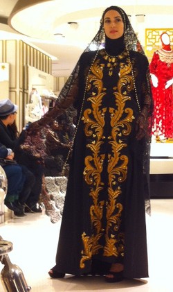 Busana Lebaran Bertabur Bunga Ina Thomas Hingga Mel Ahyar