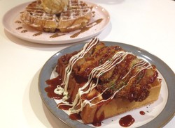Brown Fox Waffle & Coffee: Empuk Lembut Waffle Bertopping Salted Caramel dan BBQ Chicken