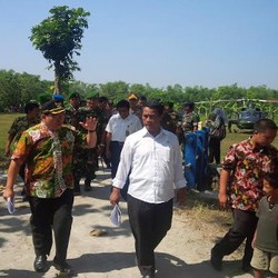 Naik Helikopter, Mentan Bagi-bagi 300 Pompa Air ke Petani