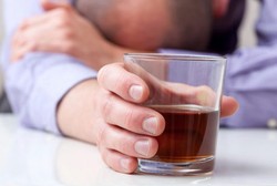 Astaga! Pria Ini Makan Semen Cair Saat Mabuk Berat