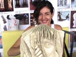 Patung Wajah di Lembaran Buku Ini Bikin Kaget!