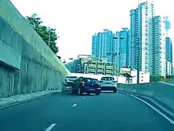 VW Polo Kabur Usai Tabrak dan Seruduk Mobil Polisi di Depan Markas Polisi!