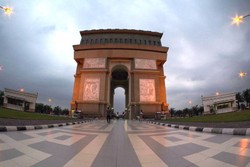 Arc de Triomphe ala Kediri, Mirip dengan di Paris
