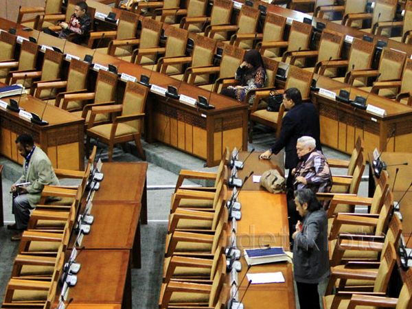 Deretan Bangku Kosong di Paripurna DPR