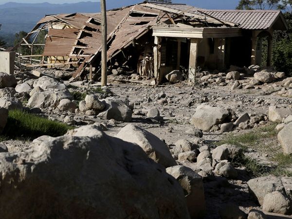 Material Vulkanik Sinabung Rusak Rumah Warga