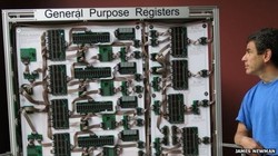 Pria Ini Bikin Komputer Raksasa di Rumahnya