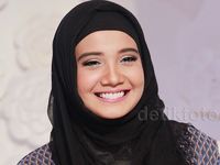 Zaskia Sungkar Tebar Senyuman Manis