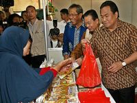 Mendag Gobel 'Jualan' Sembako