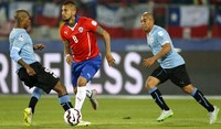 Arturo Vidal berhasil melewati Diego Rolan dan Egidio Arevalo Rios dalam pertandingan yang dihelat di Estadio Nacional, Santiago, Kamis (25/6) pagi WIB. Henry Romero/Reuters/detikFoto.