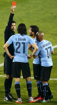 Uruguay harus kehilangan Cavani di menit ke-63 karena mendapat kartu kuning kedua. Hukuman itu diberikan usai Cavani dianggap menampar Gonzalo Jara. Ricardo Moraes/Reuters/detikFoto.
