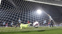 Gawang Uruguay kebobolan di menit ke-82. Gawang yang dikawal Fernando Muslera itu dibobol oleh Mauricio Isla. Henry Romero/Reuters/detikFoto.