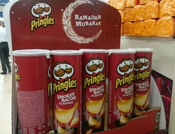 Tesco di London Gunakan Pringles Rasa Smokey Bacon untuk Promo Ramadan