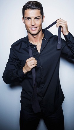 Cara Cristiano Ronaldo Hilangkan Bad Mood, Pakai Underwear Warna Cerah