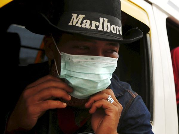 Hujan Abu Vulkanik, Warga Brastagi Pakai Masker