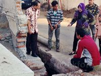 Risma Cek Proyek Frontage Barat Ahmad Yani