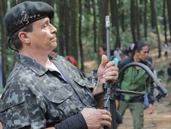 Barry Prima Tampil Bak Van Damme di Comic 8: Casino Kings