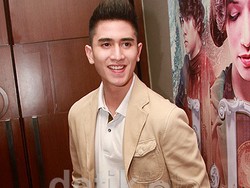 Kunjungi Warga Bantargebang, Verrell Bagi-bagi Hadiah