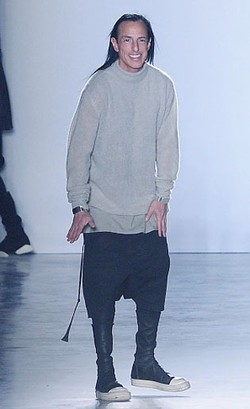 Desainer Rick Owens Pukul Model yang Gelar Demo Saat Fashion Show