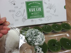 Fins Recipe (Kue Ijo): Kenyal Harum Kue Ijo Bertabur Kelapa Dalam Kemasan Modern