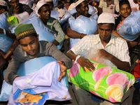 Pengungsi Rohingya Terima Bantuan Bantal