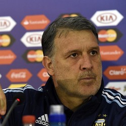 Tak Pikirkan Absennya Sejumlah Pemain Kolombia, Martino Lebih Khawatirkan Wasit