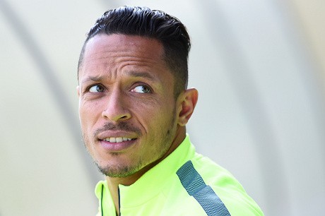 Adriano Peringatkan Barca