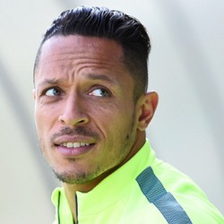 Adriano Peringatkan Barca