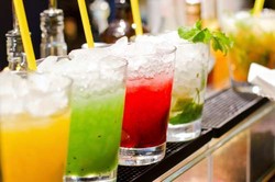 Segar Sih, Tapi Minum Es Saat Berbuka Justru Bikin Perut Begah