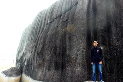 Keren! Batu Sebesar Dinding di Pantai Bangka