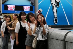 Walt Disney Resort Haramkan Tongsis