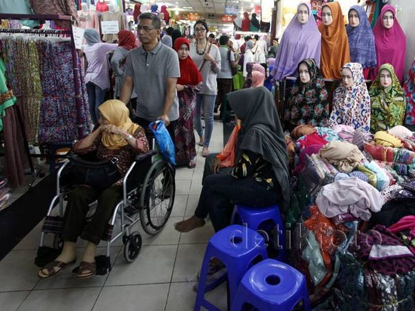 Warga Mulai Padati Pusat Perbelanjaan