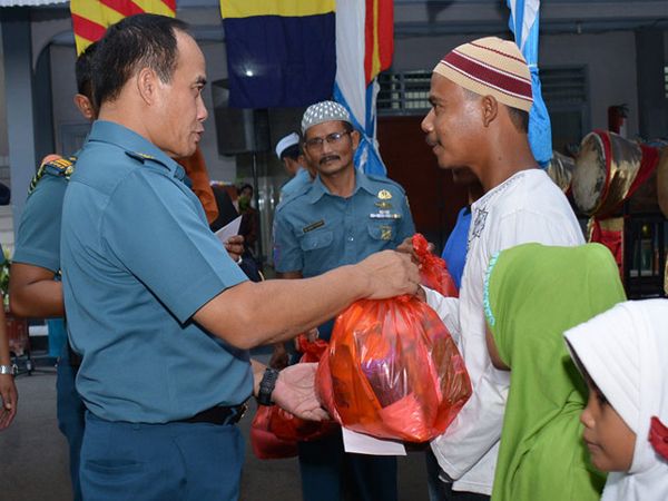 Kasal Bagikan Bingkisan Ke Anak Yatim dan Nelayan