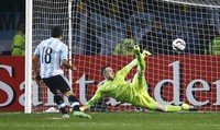 Sementara tiga eksekutor Kolombia tidak mampu menceploskan bola ke dalam gawang. Argentina pun memenangi laga dengan kedudukan 5-4. Ivan Alvarado/Reuters/detikFoto.
