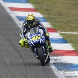 Menangi Duel Sengit dengan Marquez, Rossi Juara di Assen
