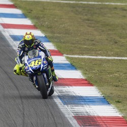 Rossi Menyengat dengan Pole dan Rekor