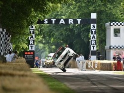 Nissan Juke Nismo RS Cetak Rekor Dunia Berjalan dengan 2 Ban
