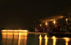Menikmati Semarang dari Kolam Renang Rooftop