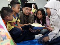 Anak-anak Bantaran Kali Ciliwung Belajar Alquran