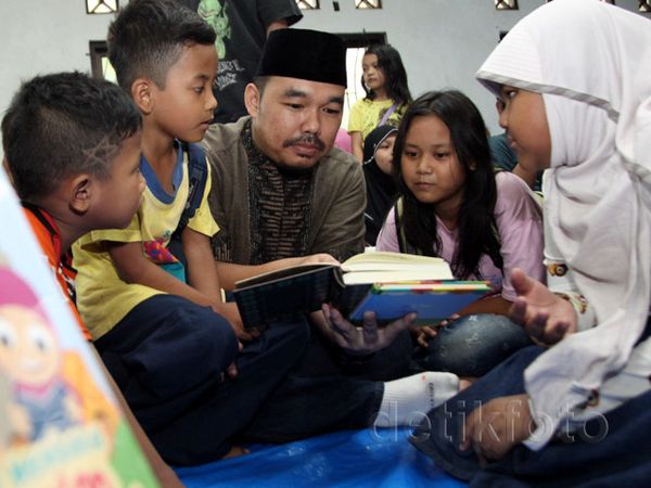 Anak-anak Bantaran Kali Ciliwung Belajar Alquran