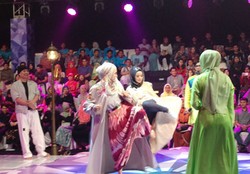 Foto: Ketika Dewi Sandra Diajarkan Taekwondo oleh Finalis Sunsilk Hijab Hunt