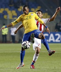 Lorenzo Aranda berusaha merebut bola dari Robinho dalam pertandingan yang dihelat di Estadio Municipal Alcaldesa Ester Roa Rebolledo, Concepcion, Minggu (28/6/2015) pagi WIB. Andres Stapff/Reuters/detikFoto.