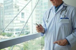 Sedang Tren, Pasien Berkomunikasi dengan Dokter Via Media Sosial