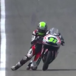 Hampir Jatuh, Rider Muda Ini Meluncur dengan Lutut Sampai Garis Finis