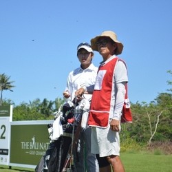 Pegolf Ini Jadikan Sang Ayah Sebagai Caddy Keberuntungan