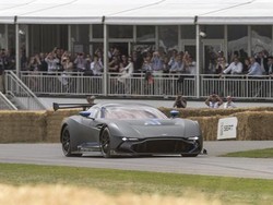 Untuk Pertama Kalinya, Aston Martin Vulcan Beraksi di Jalanan