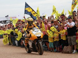 Menang di Assen, Rossi Langsung Geber YZR-M1 Kado Ultah Yamaha